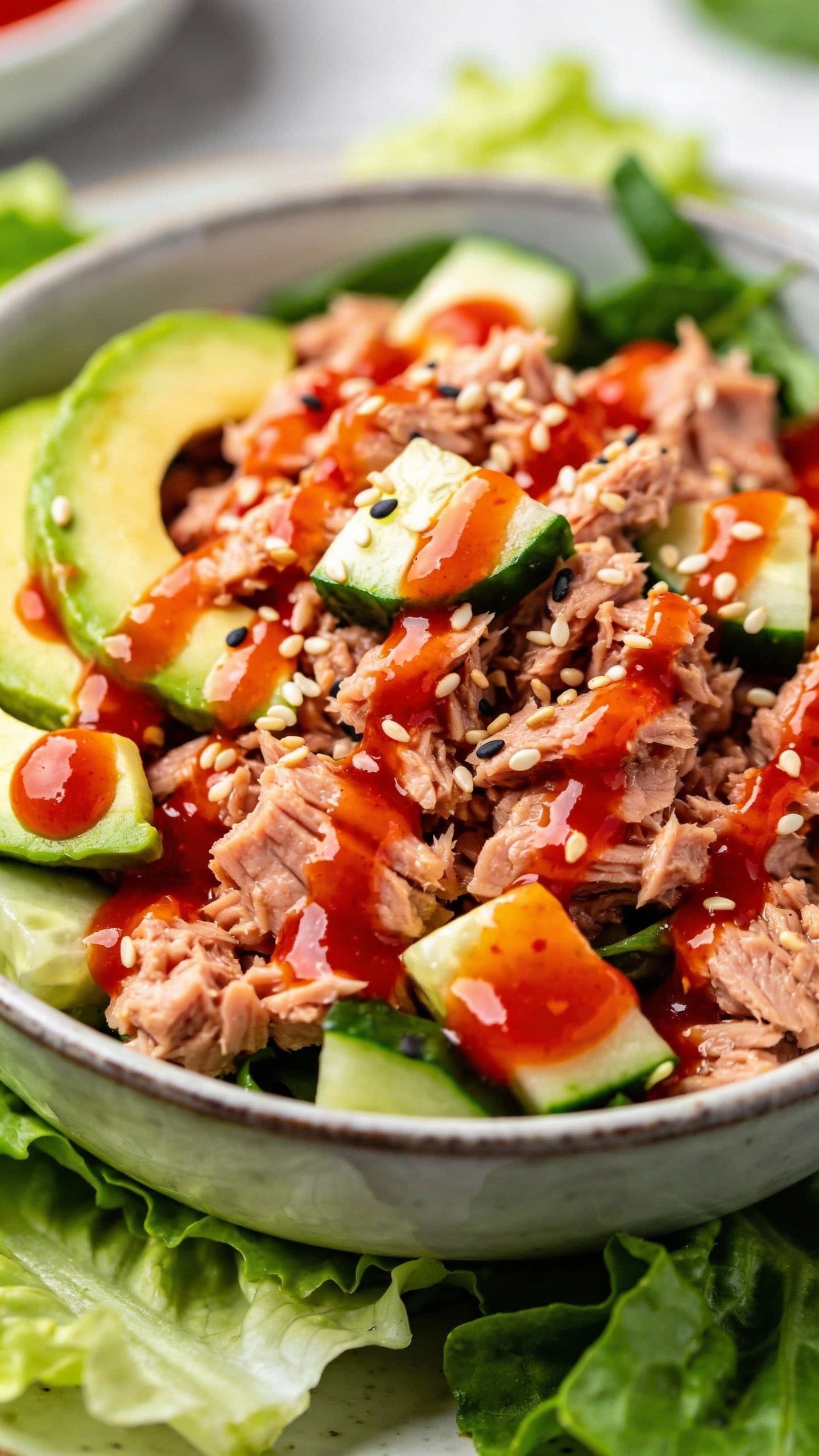 closeup bowl of spicy sriracha tuna keto salad